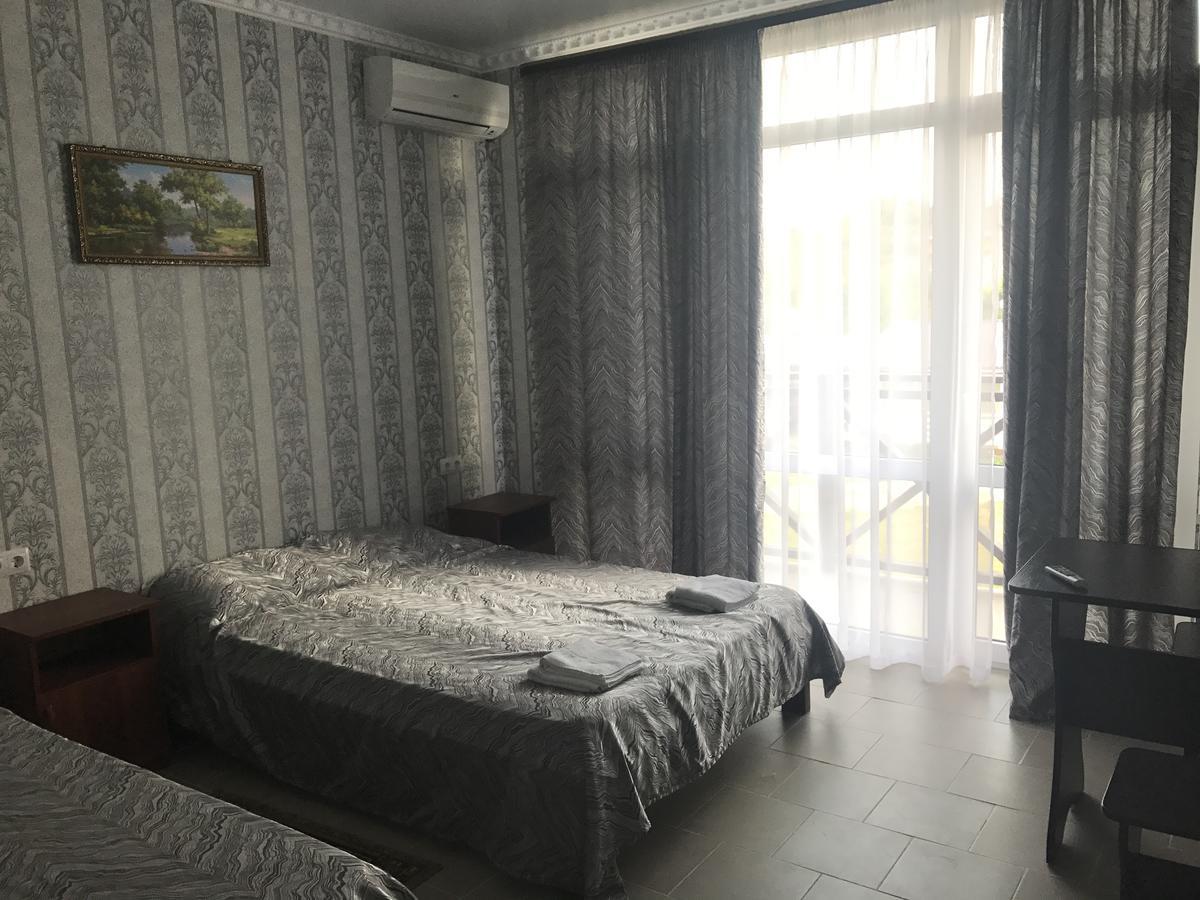Viktoria Hotel Пицунда Экстерьер фото